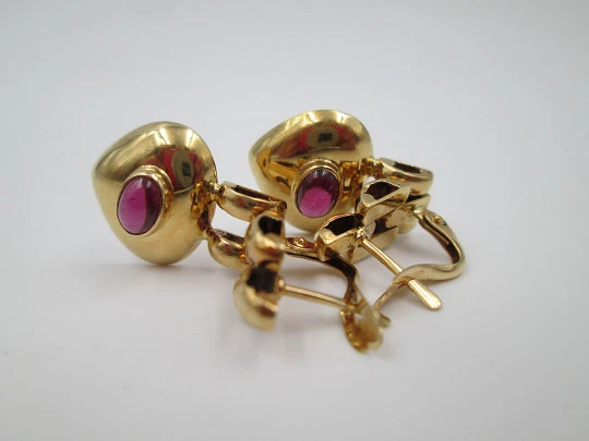 Heart women's earrings. 18 karat yellow gold and rubies. French clasp. Europe