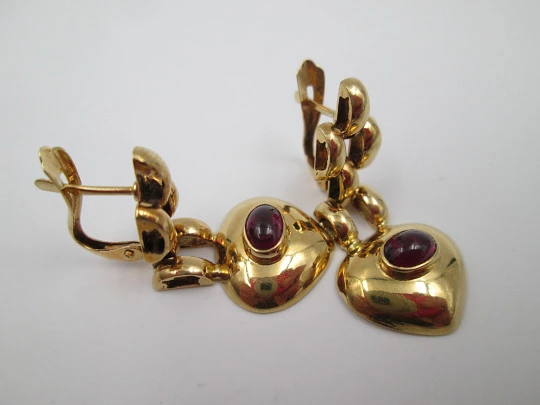 Heart women's earrings. 18 karat yellow gold and rubies. French clasp. Europe