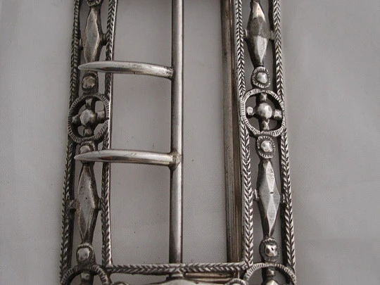 Hebilla antigua. Plata calada. Ornamentada. 45 gramos. Siglo XIX