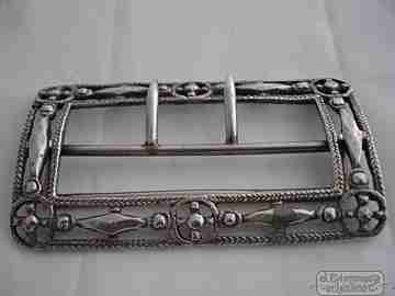 Hebilla antigua. Plata calada. Ornamentada. 45 gramos. Siglo XIX