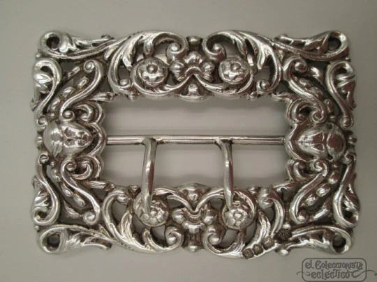 Hebilla ornamentada. Plata de ley. Siglo XIX. 65 gramos 