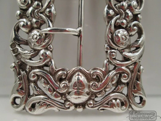 Hebilla ornamentada. Plata de ley. Siglo XIX. 65 gramos 