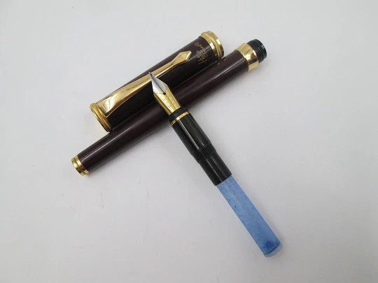 Helio Ferretti. Burgundy lacquer & gold plated details. Cartridge. Bitone nib. 2005's