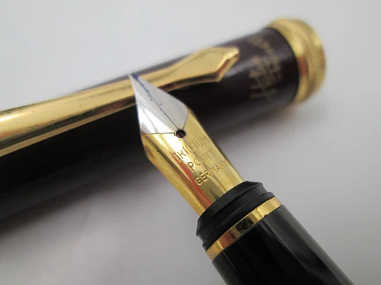 Helio Ferretti. Burgundy lacquer & gold plated details. Cartridge. Bitone nib. 2005's