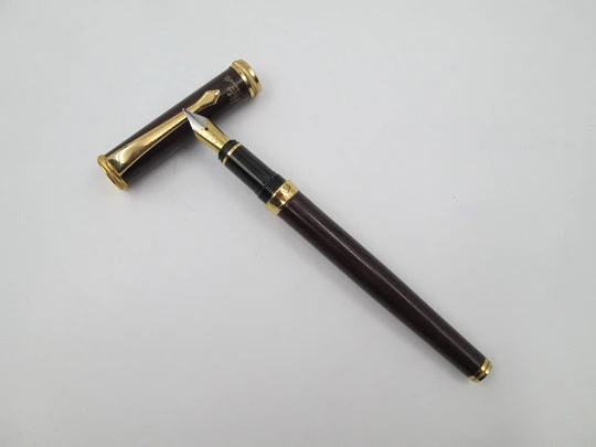 Helio Ferretti. Burgundy lacquer & gold plated details. Cartridge. Bitone nib. 2005's