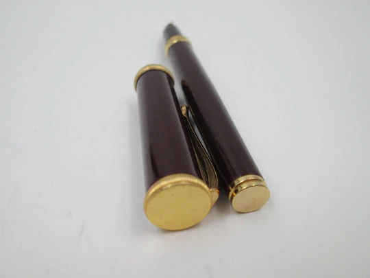 Helio Ferretti. Burgundy lacquer & gold plated details. Cartridge. Bitone nib. 2005's