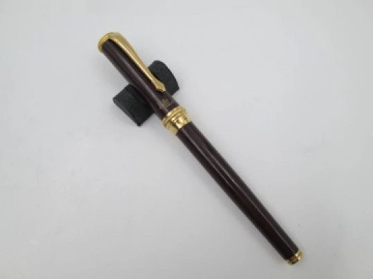 Helio Ferretti. Burgundy lacquer & gold plated details. Cartridge. Bitone nib. 2005's