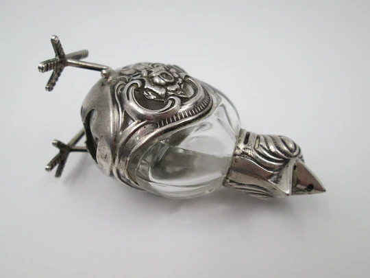 Hen salt & pepper shaker. 835 sterling silver and cut crystal. 1950's. Europe