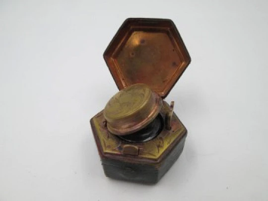 Hexagonal travel inkwell. Brass and paper. Automatic opening. 1920's. England