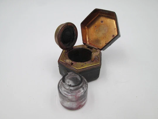 Hexagonal travel inkwell. Brass and paper. Automatic opening. 1920's. England