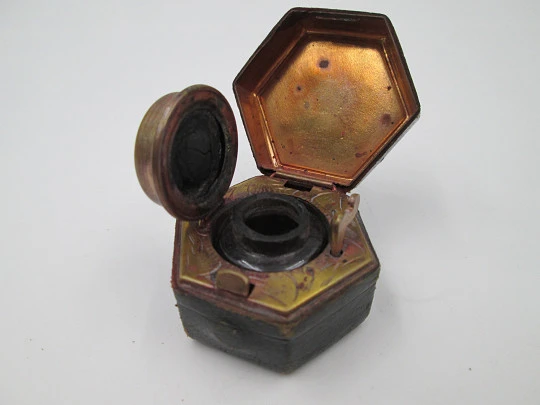 Hexagonal travel inkwell. Brass and paper. Automatic opening. 1920's. England