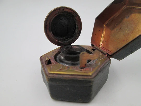 Hexagonal travel inkwell. Brass and paper. Automatic opening. 1920's. England