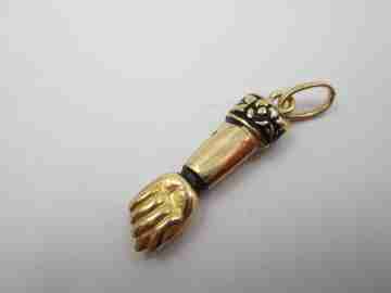 Higa / figa amuleto colgante. Oro amarillo 18k. Adornos geométricos y esmalte negro. 1950
