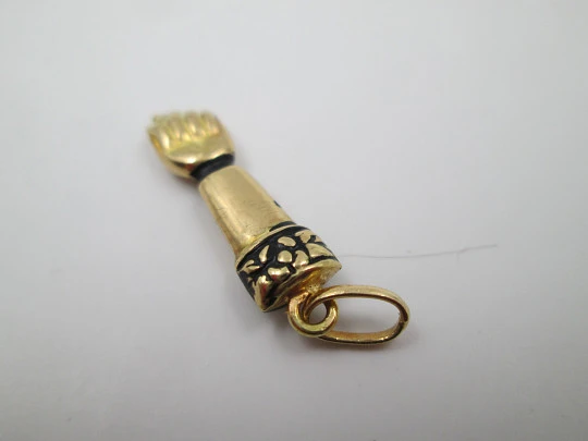 Higa / figa amuleto colgante. Oro amarillo 18k. Adornos geométricos y esmalte negro. 1950