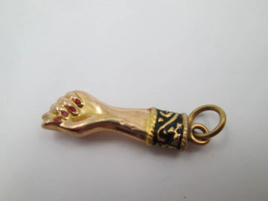 Higa / figa amuleto colgante. Oro amarillo 18k. Adornos geométricos. Uñas esmalte. 1950