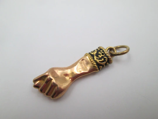 Higa / figa amuleto colgante. Oro amarillo 18k. Adornos geométricos. Uñas esmalte. 1950