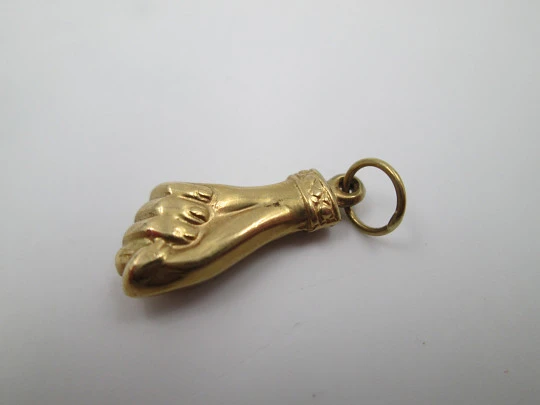 Higa / figa. Oro amarillo 18k. Adornos geométricos. 1950. Colgante mujer