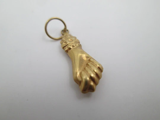 Higa / figa. Oro amarillo 18k. Adornos geométricos. 1950. Colgante. España