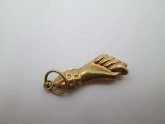 Higa / figa. Oro amarillo 18k. Adornos geométricos. 1950. Colgante. España