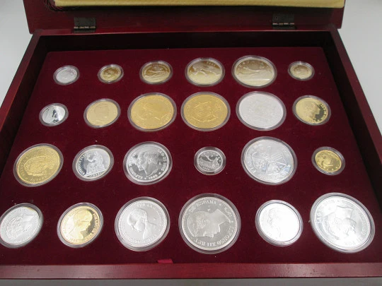 History of the Peseta boxed. 24 coins. 925 sterling silver & 24k gold plated