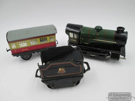 Hornby mechanical tinplate train. 1930's. Tracks & wagons. Great Britain. Box