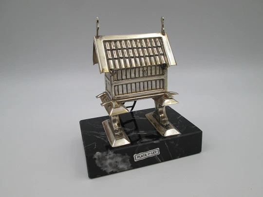 Hórreo gallego de plata de ley sobre base de mármol veteado. Joyería Malde. 1990. España Hórreo gallego de plata de ley sobre base de mármol veteado. Joyería Malde. 1990. España