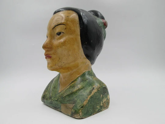 Hucha del Domund. Busto de japonesa. Escayola policromada. España. 1940-50