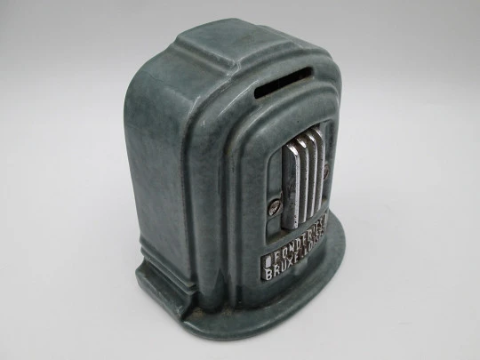 Hucha publicitaria Fonderies Bruxelloises. Hierro, esmalte y metal