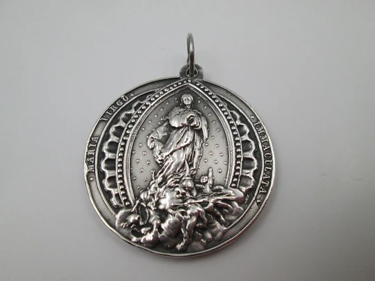 Immaculate Conception medal. Sterling silver. High relief. Ring and hole. 1940's. Spain