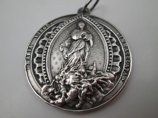 Immaculate Conception medal. Sterling silver. High relief. Ring and hole. 1940's. Spain