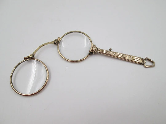 Impertinentes / anteojos plegables para mujer chapados en oro. Adornos geométricos. 1920