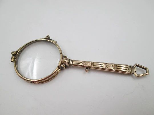 Impertinentes / anteojos plegables para mujer chapados en oro. Adornos geométricos. 1920