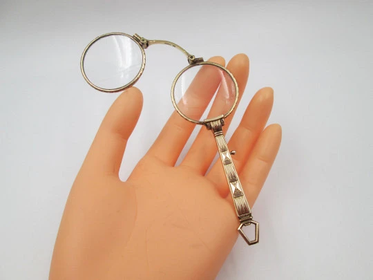 Impertinentes / anteojos plegables para mujer chapados en oro. Adornos geométricos. 1920