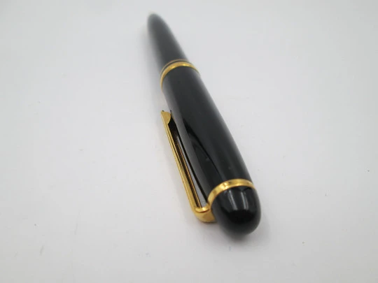 Inoxcrom Caravel 1920 ballpoint pen. Black resin & 23k gold plated details. Twist system