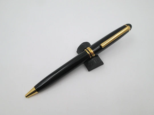 Inoxcrom Caravel 1920 ballpoint pen. Black resin & 23k gold plated details. Twist system