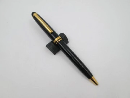 Inoxcrom Caravel 1920 ballpoint pen. Black resin & 23k gold plated details. Twist system