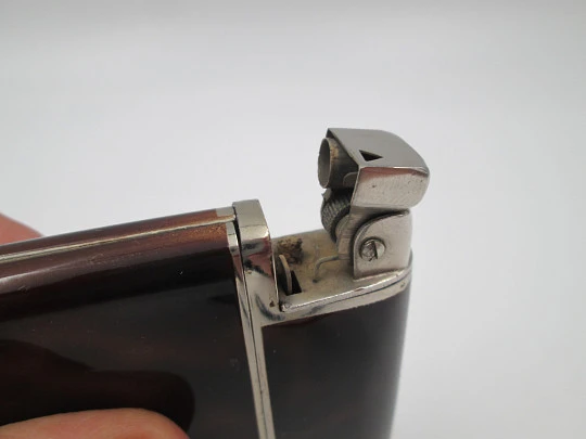 Inusual encendedor automático a gasolina con pitillera Dios. Metal plateado y esmalte carey