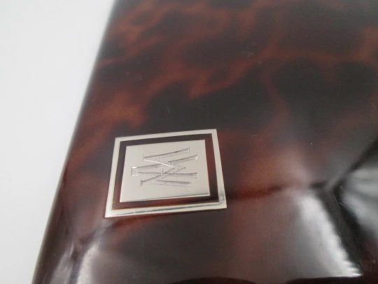 Inusual encendedor automático a gasolina con pitillera Dios. Metal plateado y esmalte carey