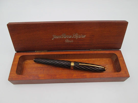 Jean-Pierre Lepine Paris. Twisted briar wood & gold plated details. Original box. 2000's