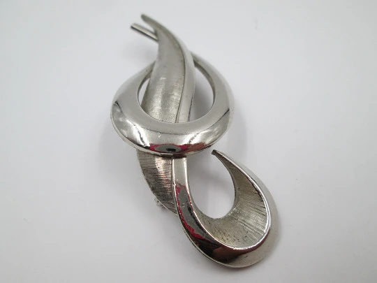 Jewelry women's brooch. Sterling silver. Loop shape. 1960's