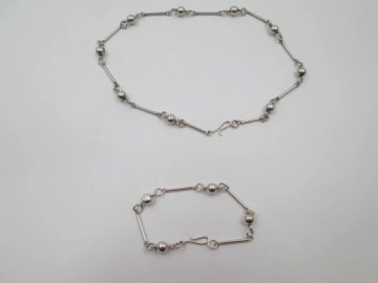 Juego collar y pulsera para mujer. Plata de ley 925. Cilindros y bolas. 1980