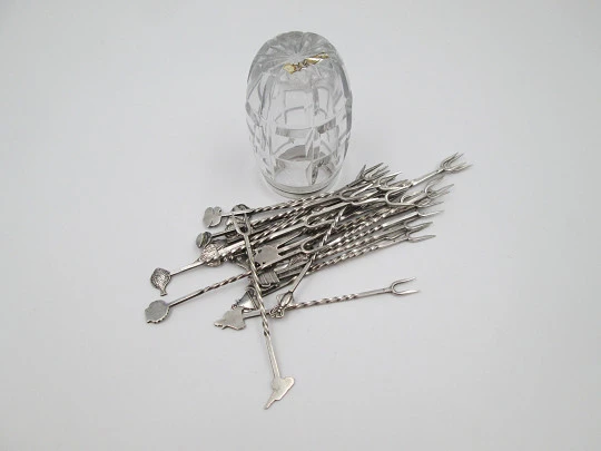 Juego de 27 pinchos para aperitivos con soporte de cristal tallado. Plata de ley. 1990