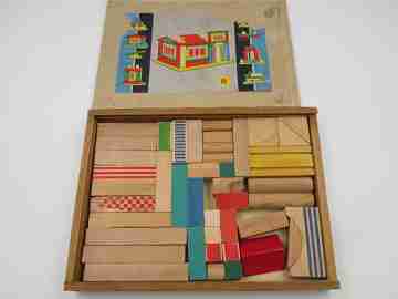 Juego de construcción y arquitectura con piezas de madera. Caja. 1950. Europa