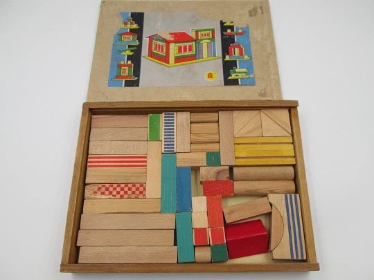 Juego de construcción y arquitectura con piezas de madera. Caja. 1950. Europa