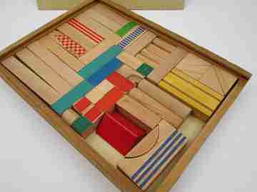 Juego de construcción y arquitectura con piezas de madera. Caja. 1950. Europa