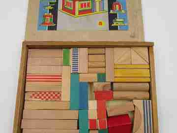 Juego de construcción y arquitectura con piezas de madera. Caja. 1950. Europa