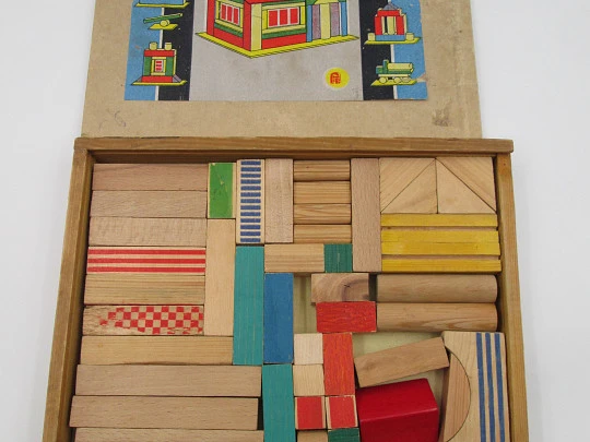 Juego de construcción y arquitectura con piezas de madera. Caja. 1950. Europa