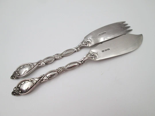 Juego de cubiertos para servir pescado. Metal plateado. Adornos vegetales. Reino Unido