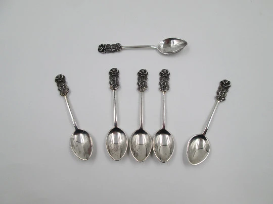 Juego de seis cucharas de café o té. Plata de ley 925. Rosas con hojas. España. 1990