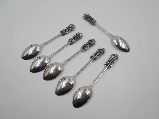 Juego de seis cucharas de café o té. Plata de ley 925. Rosas con hojas. España. 1990